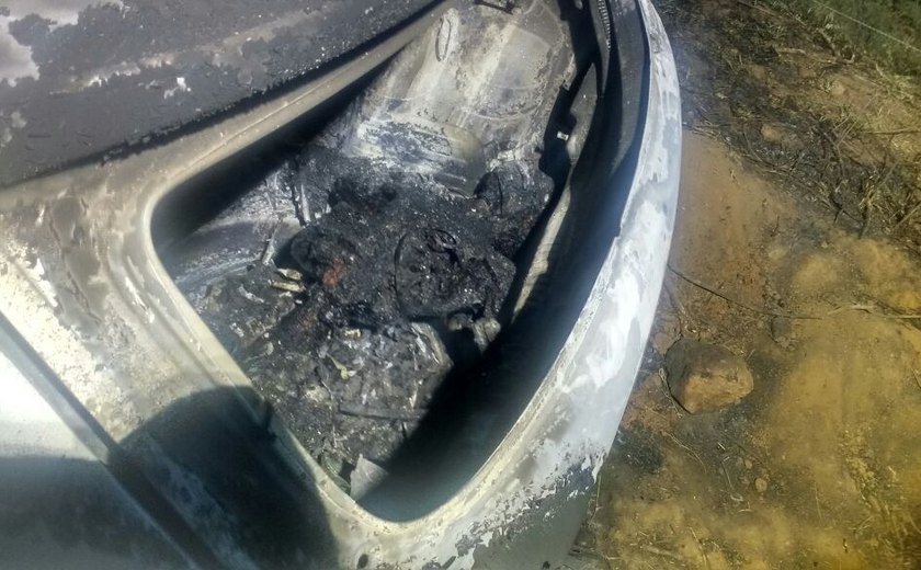 Corpo carbonizado é achado dentro de veículo em Arapiraca