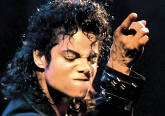 Mulher diz que foi molestada por Michael Jackson aos 12 e que família recebeu US$ 1 milhão para manter silêncio