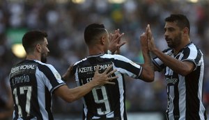 De virada, Botafogo bate o Athletico e cola no G6 do Brasileirão