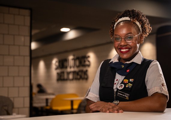 Com 62% de colaboradores com menos de 24 anos, rede de restaurantes reforça compromisso com emprego jovem