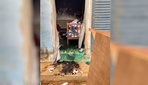 Jovem é presa suspeita de pôr fogo em casa com os 3 filhos dentro para 'dar susto'