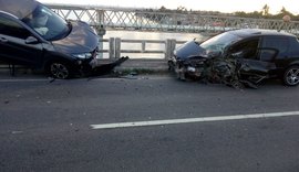 Veículos se chocam de frente e deixam dois feridos na Ponte Divaldo Suruagy