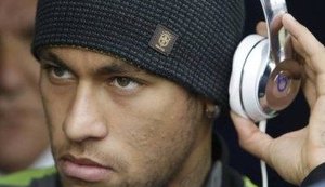 Neymar alfineta Chris Brown após cantor seguir Marquezine em rede social