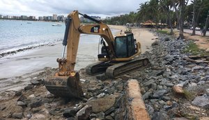 Prefeitura de Maceió desobstrui faixa de areia na orla da Ponta Verde