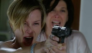Lara impede Flora de matar Zé Bob, atira brutalmente na própria mãe e a faz parar no presídio