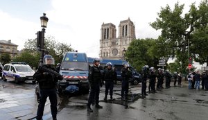 Policial atira em homem perto da catedral de Notre Dame, em Paris
