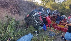Caminhão com carga de tomates tomba e motorista morre na AL-404