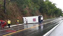 Colisão frontal entre Palio e micro-ônibus deixa um morto e feridos em Branquinha