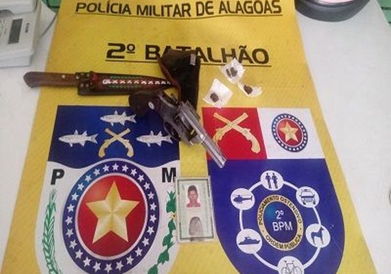 Jovem é detido com arma de fogo e drogas durante abordagem a transportes coletivos