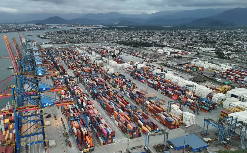 Exportações batem recorde e déficit das contas externas cai em junho
