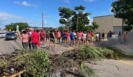 Moradores de povoado de Atalaia protestam contra falta de água e bloqueiam BR-316