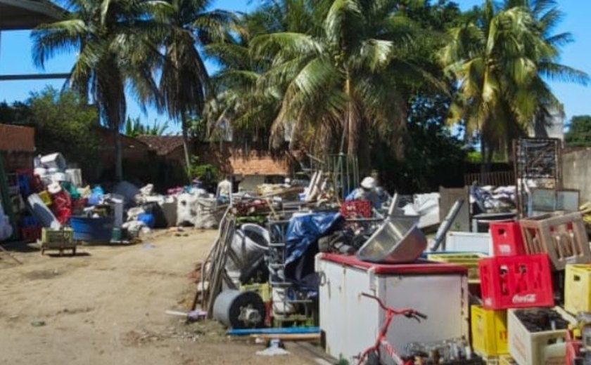 Mulher é presa por receptação durante fiscalização em ferro-velho no Jacintinho