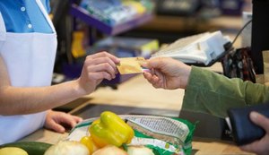 Brasileiro consome mais no 2º trimestre, mas ainda está cauteloso com economia