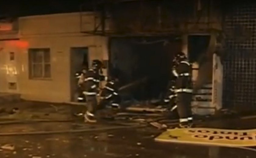 Incêndio destrói loja na Ponta Grossa; moradores relatam explosões