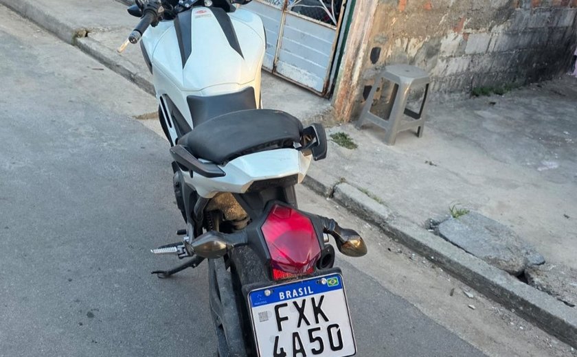 Homem é preso por receptação após ser flagrado com moto roubada em Maceió