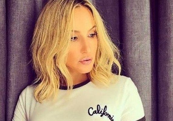 Claudia Leitte surge de calcinha em foto sexy postada por stylist