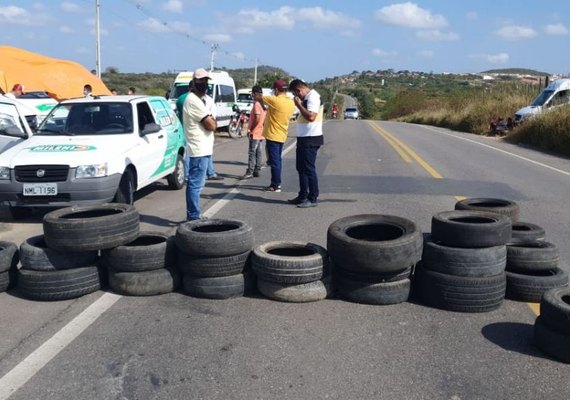 Motoristas de vans protestam em rodovias estaduais e federais em Alagoas