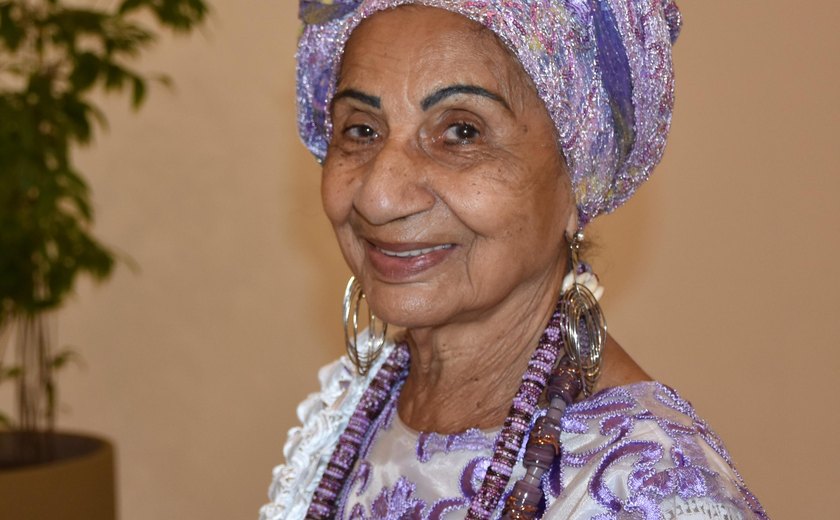 Mãe Mirian toma posse na Academia Alagoana de Cultura