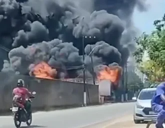 Incêndio atinge baú de caminhão no Salvador Lyra e mobiliza Corpo de Bombeiros
