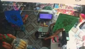 Mulher é flagrada por câmeras furtando dinheiro de caixa em mercadinho de Arapiraca