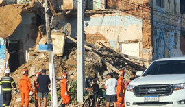 Parte de edifício abandonado desaba em Jaraguá