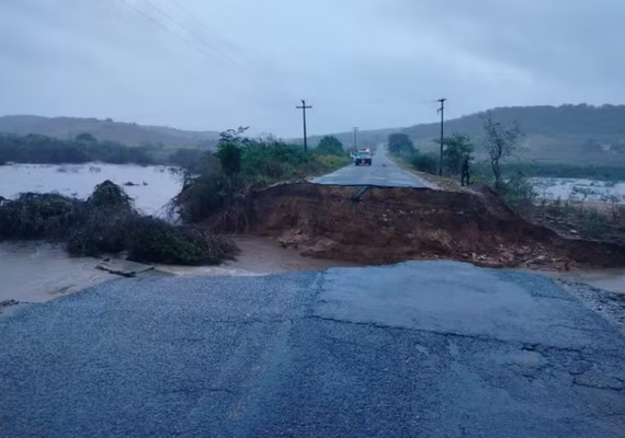 Fortes chuvas em Sergipe arrastam veículos e deixam mortos