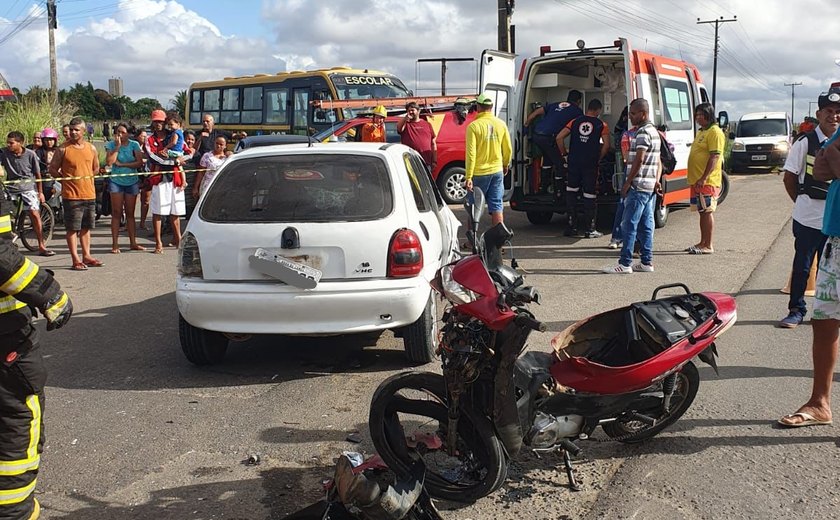 Motoqueiro atravessa para-brisa  com impacto de colisão em Arapiraca