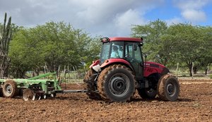 Pequenos produtores rurais de Delmiro têm apoio da Prefeitura com máquinas no preparo da terra