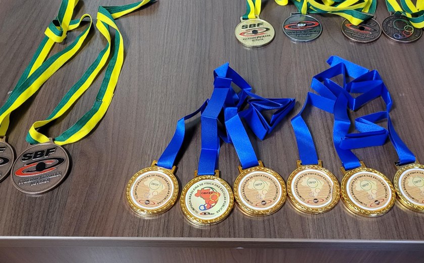 Estudantes recebem medalha da Olimpíada Brasileira de Física das Escolas Públicas