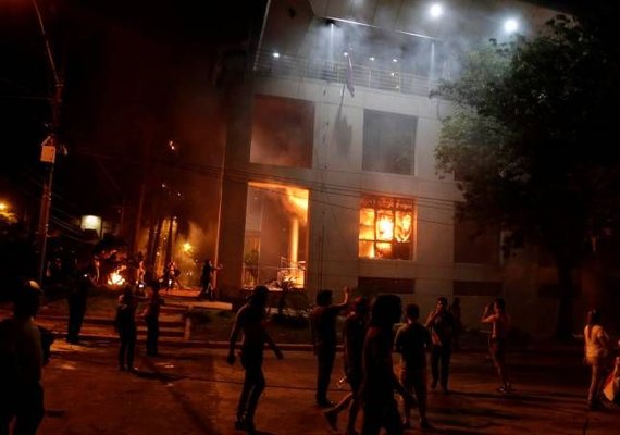 Manifestantes põem fogo no Congresso do Paraguai