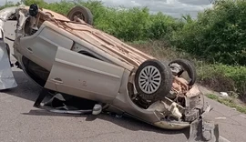 Veículo capota na AL-220, mas ocupantes escapam com ferimentos leves