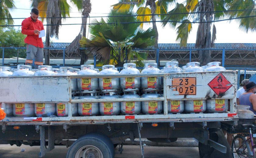 Sindipetro AL-SE beneficia 200 famílias do bairro Benedito Bentes no Dia Nacional do Gás a preço sem PPI