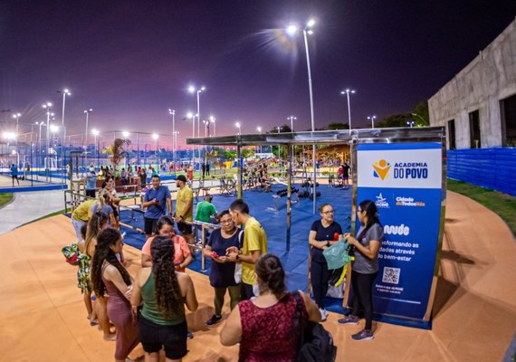 Moradores comemoram revitalização de praça no Osman Loureiro