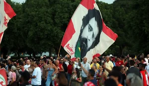 Lula e eleitores idosos se emocionam em 'festa de aniversário'