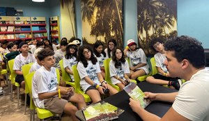 De visitante a autor: escritor alagoano retorna à Associação Peixe-Boi com romance ambiental