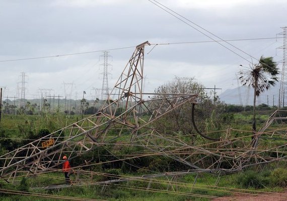 Com queda de torre de energia, rodovia no Ceará permanece interditada