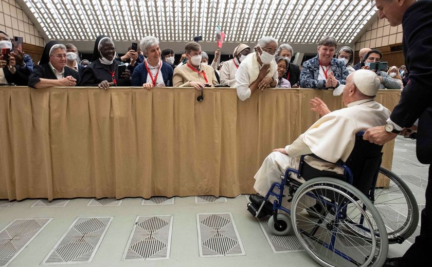 Com dores no joelho, papa usa cadeira de rodas em público pela 1ª vez