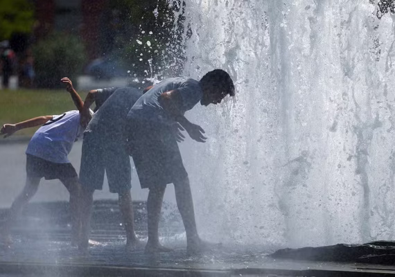 Onda de calor na Europa já deixa ao menos oito mortos; escolas fecham e Torre Eiffel é interditada