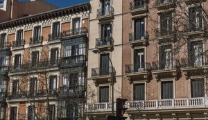 Adolescente é suspeito de ter atirado irmã de 3 anos do 2º andar