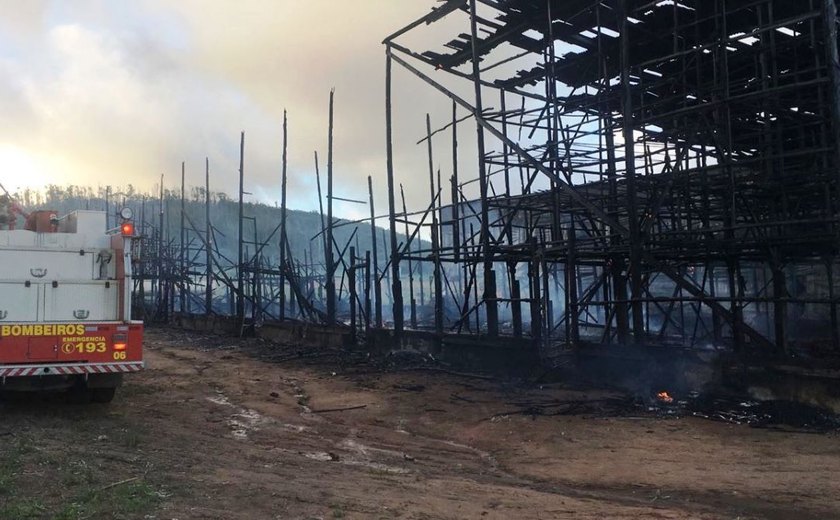 Galpões que armazenavam fumo pegam fogo em povoado de Lagoa da Canoa
