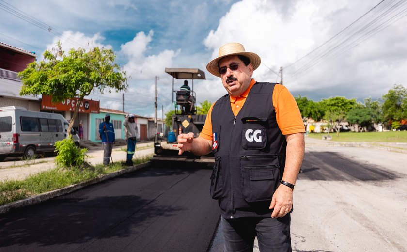 Prefeito Gilberto Gonçalves fiscaliza obra de pavimentação no Conjunto Jarbas Oiticica em Rio Largo
