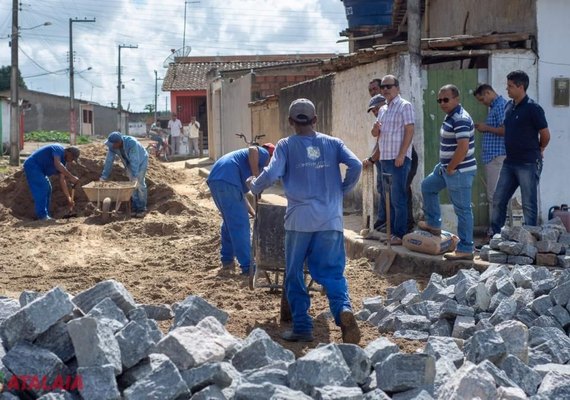Em Atalaia/AL prefeito leva importante obra para o Stº Antônio