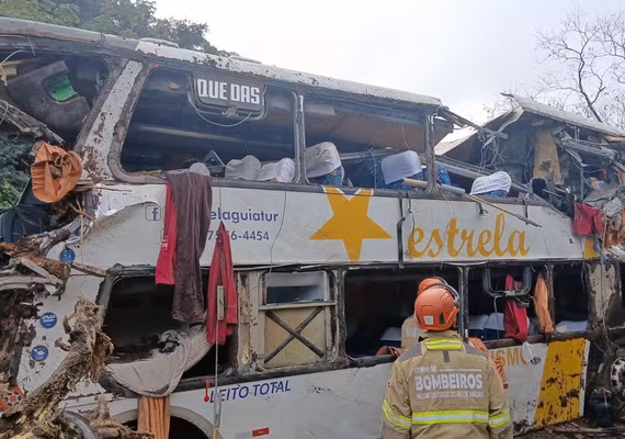 Dez pessoas morrem após ônibus tombar em Petrópolis