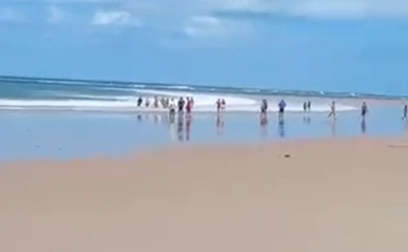 Pai tenta salvar filho de afogamento, é levado pela correnteza e morre na Praia da Lagoa do Pau