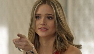 Cassandra decide ameaçar Carolina: 'A vilã dessa história sou eu'