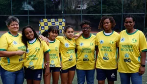 Ex-jogadoras da seleção de futebol incentivam alunas em escolas do Rio