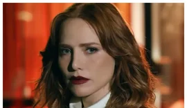 Ruiva e rica: Adriana aparece irreconhecível e marca entrada triunfal em Quem Ama Cuida