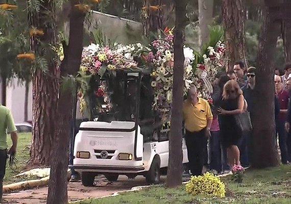 'O céu está maravilhoso hoje', diz marido de Angela Maria no velório da cantora