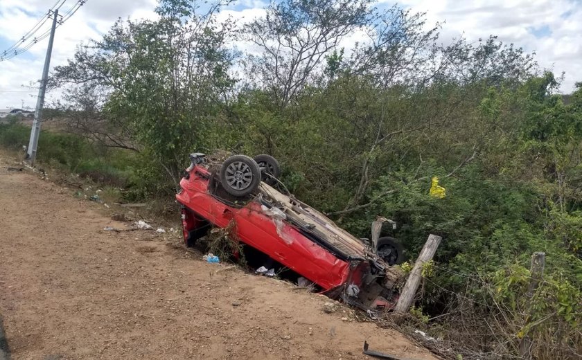 Capotamento na AL-115 deixa condutor de veículo ferido em Girau do Ponciano