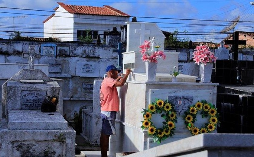 Cemitérios de Maceió recebem manutenção para Dia de Finados